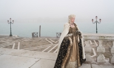 Prinzessin in Venedig::Das Foto ist direkt von der Kamera. Die Haut des Models, erscheint wegen der richtigen Belichtungsmessung porzellan-weiß, wie in dieser Zeit. Es ist kein „digitales pudern“ - F.Botticelli