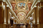 Hotel Venetian, Gang von der Ladenpassage zur Lobby, Las Vegas, Nevada:: Beeindruckende Gestaltung der Gänge des Hotel Venetian. Als ich das Foto aufgenommen habe, ging in diesem Moment ein Brautpaar den Gang entlang und betonte so die Komposition.