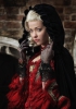 Der Blick::Die rote Baronesse von Venedig – Die wunderschöne Farbe der historischen Kleidung kommt mit dem Hintergrund sehr gut zur Geltung - F. Botticelli