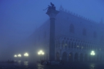 Frühmorgens in wunderschöner Nebelstimmung der Dogenpalast.