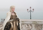 Die Prinzessin in Venedig::mit wunderschöner Porzellanhaut und leuchtenden Augen, in voller Nebelstimmung belichtet - F. Botticelli