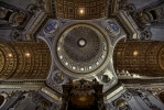 Beeindruckende Kuppel:: entworfen von Michelangelo, über dem Papstaltar in der Peterskirche