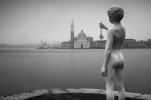 „Boy with Frog“ mit San Giorgio Maggiore, Venedig